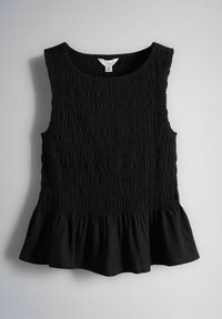 Černý top bez rukávů s nařaseným živůtkem a volánkovým lemem, kulatý výstřih, rozložený na světlém povrchu.