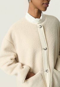 Soaked in Luxury THALASSA  - Manteau court - ancient scroll