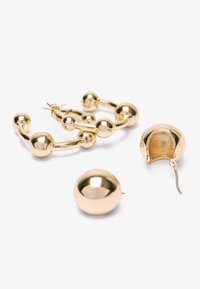 Pendientes en tono dorado con diseños suaves y redondeados, adornados con acentos esféricos. Incluye un par de pendientes de botón y un estilo de aro enlazado.