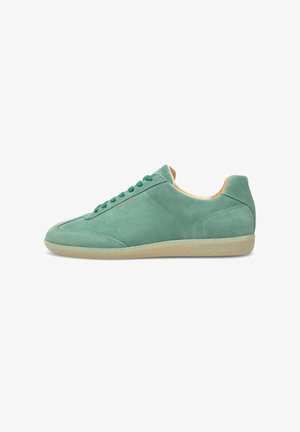 Groene suède sneaker met een ronde neus, tonale veters en een gestructureerde crèmekleurige rubberen zool. Kenmerkt zich door minimale stiksels en een zachte binnenkant.