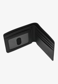 Zwarte leren portemonnee met meerdere kaartsleuven, een doorzichtig ID-vakje en een gladde textuur. Opvouwbaar ontwerp met subtiele branding rechtsonder.