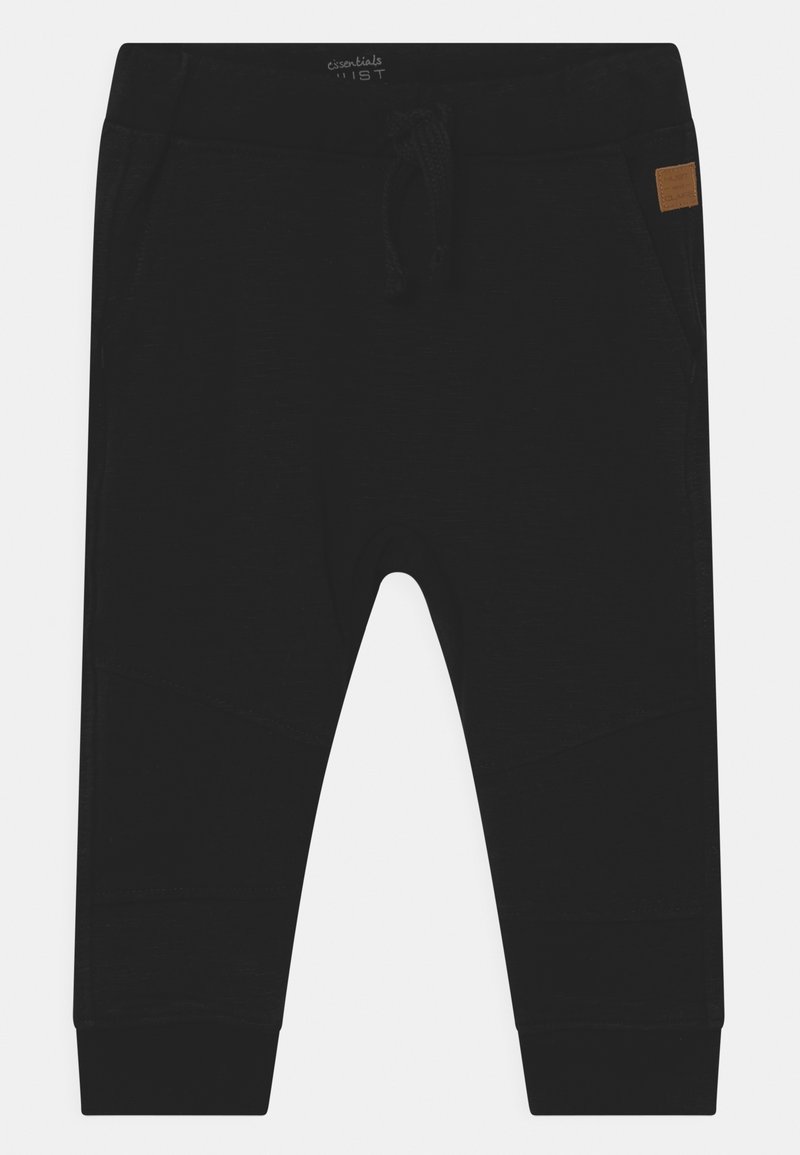 Svarta småbarnshoodies med dragsko i midjan, sidofickor, mudd nederst på benen och en liten brun logotyp på den högra fickan.