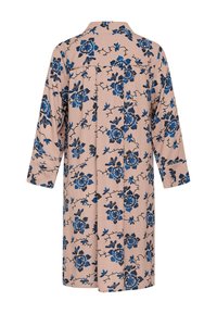 Îmbrăcăminte cu model floral în roz deschis, cu flori albastre și vinete negre. Are mâneci lungi și un design clasic al gulerului.