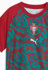 Maillot de sport à motifs rouges et verts arborant le blason de football du Portugal et le logo Puma blanc sur la poitrine.