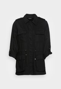 Sort militærinspireret jakke med krave, to brystlommer, justerbar snøring i taljen og oprullede ærmer med knapstropper.