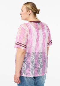 Spitzen-Top mit einer Mischung aus rosa und grauen Paneelen, kurzen Ärmeln mit maronenfarbenen Streifen und einer lockeren Passform.