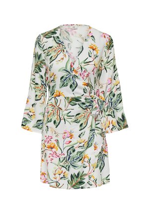 Robe portefeuille florale en tissu léger, ornée de feuilles vertes et de fleurs colorées sur un fond blanc. Encolure en V et manches trois-quarts.
