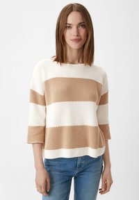 Lekki sweter z dzianiny w szerokie beżowe i białe poziome paski, z okrągłym dekoltem i rękawami 3/4.