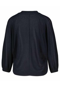 Granatowy, oversize sweter z długimi rękawami balonowymi, teksturowana dzianina i luźny krój. Okrągły dekolt i prosty szew z tyłu.