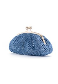 Niebieska spleciona kopertówka z metalicznie złotym zapięciem, o zaokrąglonym kształcie, teksturowanej powierzchni i otwartych detalach plecionki.