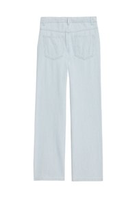 Pantalons rayés bleu clair avec une coupe droite, dotés d'une taille et de deux poches arrière. Le tissu a une texture douce.
