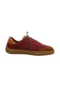 Rote und braune Wildlederschuhe verfügen über eine abgerundete Spitze, strukturierte Akzente und eine Gummisohle mit einem braunen Fersenbereich. Braune Schnürsenkel runden das Design ab.