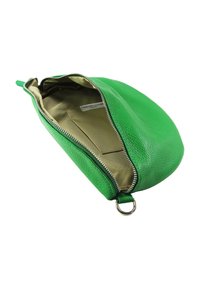 Groen leren tasje met een gestructureerde buitenkant, gouden voering en een zilveren rits. Heeft een binnenvak en een lus om ergens aan te bevestigen.