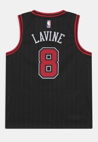 Svart baskettröja med röda detaljer och vertikala ränder. Har namnet "LAVINE" och numret "8" på baksidan. NBA-logotyp vid halslinningen.