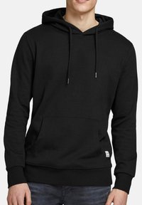 Zwarte hoodie met een kangoeroezak, verstelbare trekkoorden en ribgebreide manchetten. Gemaakt van zachte stof met een gladde textuur.