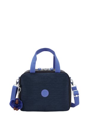 Navyblaue rechteckige Tasche mit hellblauen Trägern und Riemen, strukturiertem Stoff, Logo-Button und einem Anhänger in Form eines Affen.