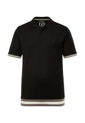 Polo shirt nero con una texture a costine. Presenta dettagli a righe grigie e bianche sul colletto e sulle maniche, e un piccolo logo sul petto.