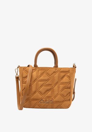 Borsa in camoscio color cuoio con trapuntatura geometrica, dotata di due manici superiori e tracolla removibile. Dettagli in metallo dorato.