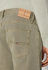 Tommy Jeans RYAN GARMENT - Tiesaus kirpimo džinsai - drab olive green