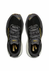 Zwarte en grijze sportschoenen met een gestructureerde mesh bovenkant, gele accenten en een gevoerde zool. Voorzien van een vetersysteem met zes oogjes.