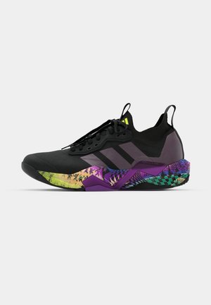 Pantofii sport negri cu accente violet, talpă multicoloră cu un model, material superior texturat și șireturi negre. Au un tab de prindere la spate.