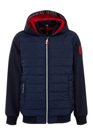 Granatowa kurtka z kapturem, pikowanej korpus, z jednolitymi rękawami, czerwonym wnętrzem, zamkiem błyskawicznym oraz naszywką z logo na lewym ramieniu. Ściągacze przy mankietach i na dole.