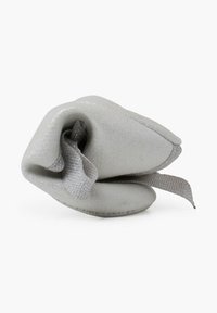 Szary, miękki but o owalnym kształcie. Posiada teksturowaną powierzchnię oraz pętelkowy szary pasek. Lekko połyskujące wykończenie.