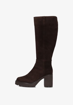 Botte en daim marron hauteur genou avec un large talon bloc, bout rond et surface texturée ; présente des coutures minimales et une doublure intérieure lisse.