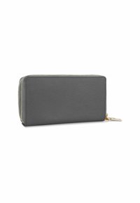 Cartera de cuero texturizado gris con cierre de cremallera dorada y herrajes, de forma rectangular, superficie lisa y diseño minimalista.