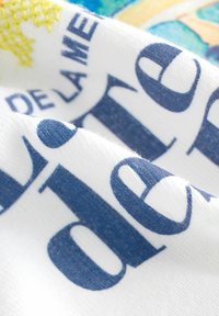 Next HEAVYWEIGHT SHORT SLEEVE CREW NECK - Marškinėliai su spaudiniu - ecru white coastal scene beaded graphic