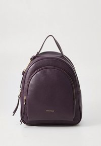 Zaino in pelle viola con design arrotondato, superficie testurizzata, dettagli in metallo dorato e manico superiore per il trasporto.