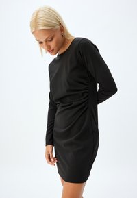 - Sukienka z dżerseju