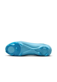 Sole di scarpa sportiva blu con superficie texturizzata, con tacchetti circolari e antiscivolo, e una finitura liscia, progettata per offrire aderenza e prestazioni.