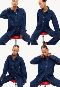 Veste en denim avec fermeture à boutons, grandes poches et coutures contrastées. Couleur bleu profond avec de subtils accents blancs et une coupe décontractée.