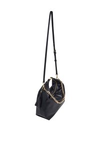 Zwarte leren handtas met een slouchy ontwerp, voorzien van een ketting- en schouderband, hardware in goudkleur en een kwastaccent.