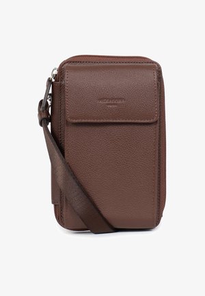 Bruine leren schoudertas met een gestructureerd oppervlak, ritsluiting, voorvak met klep en een verstelbare stoffen schouderriem. Compact rechthoekig vorm.