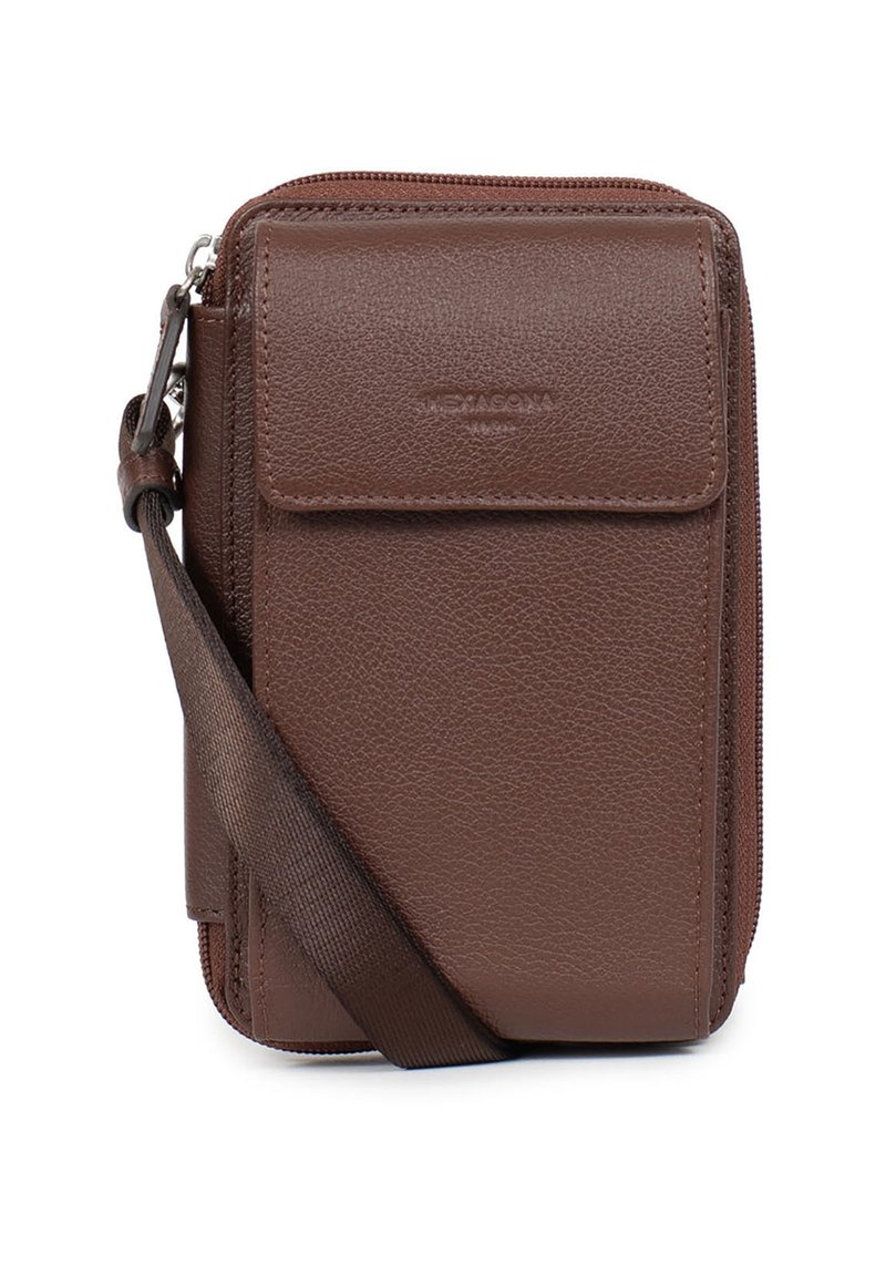 Borsa a tracolla in pelle marrone con superficie testurizzata, chiusura a zip, tasca frontale con flap e una tracolla in tessuto regolabile. Forma rettangolare compatta.