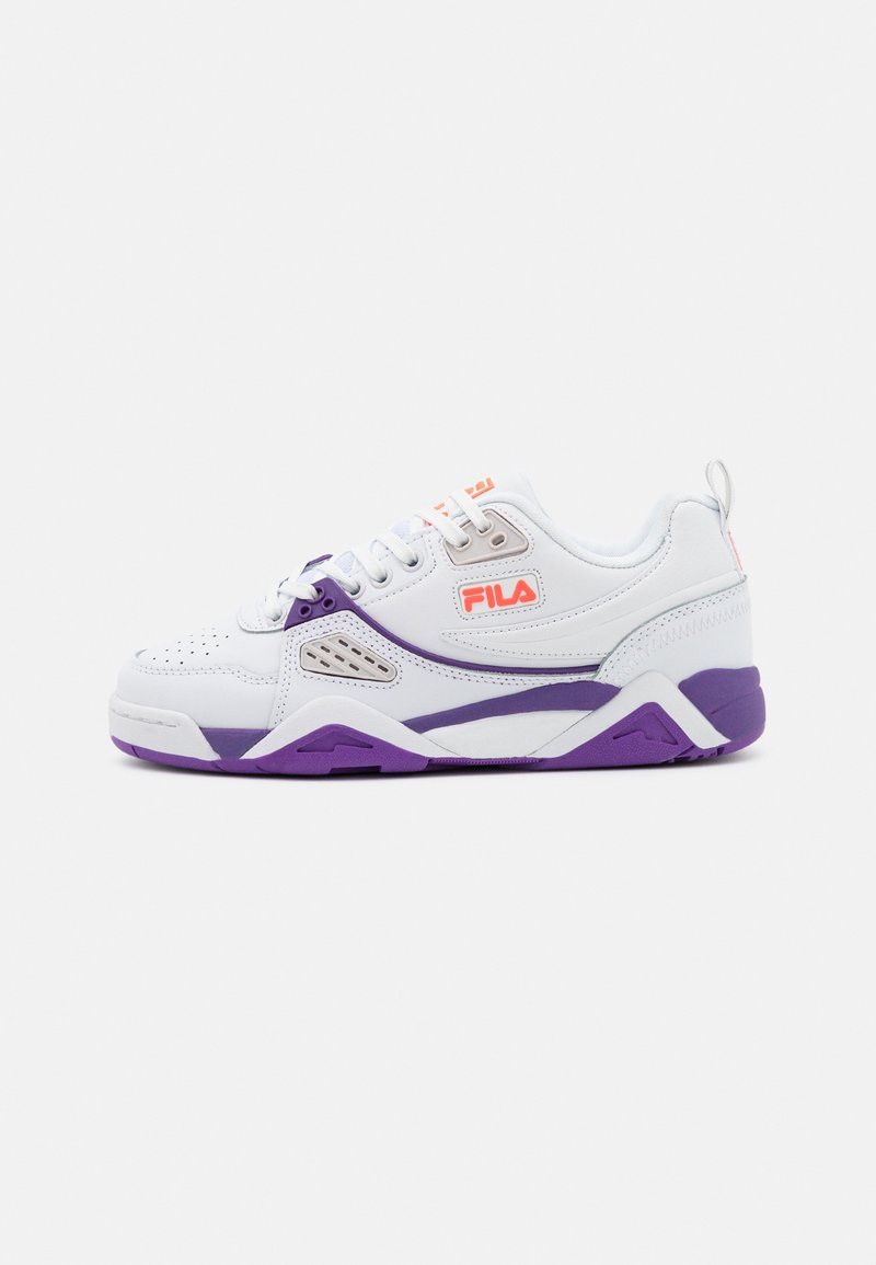 Baskets blanches Fila avec des accents violets sur la semelle, logo orange, perforations sur l'avant et col rembourré, vues de côté extérieur.