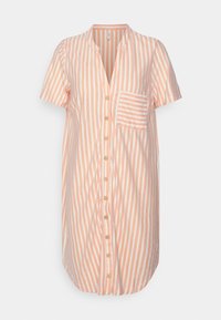 Skjortklänning i lätt tyg med vertikala persika- och vitrandiga mönster, korta ärmar, krage och bröstficka.