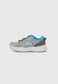 Botte de sport grise avec tige en maille, accents bleus et lacets gris. Dispose d'une semelle rembourrée et d'un design texturé pour la respirabilité.