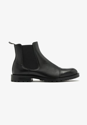 Schwarze Leder-Chelsea-Stiefel mit elastischen Einsätzen, runder Zehenform und einer strukturierten Gummisohle mit Profilmustern für besseren Halt.