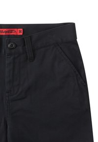 Schwarze Hose mit Knopfverschluss, rotem Etikett, flachem Vorderteil, Seitentaschen und glatter Stoffstruktur. Entworfen für lässige Anlässe.