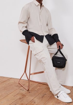 Calvin Klein, Pantalon cargo - taupe