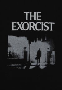 Svart t-shirt med en grafisk avbildning av en skuggfigur framför en grind, med texten "THE EXORCIST" i fet vit ovanför.