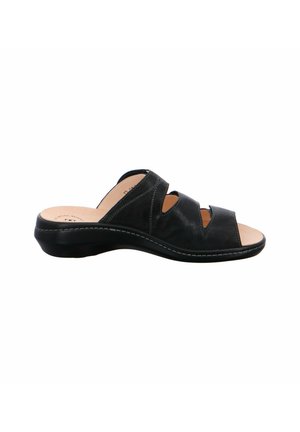 Schwarze Rutschschuhe mit drei Ausschnitten, einer strukturierten Oberseite, einer hellbraunen Innensohle und einer geschwungenen schwarzen Sohle mit weißen Stichdetails.