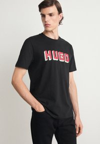 HUGO DAQERIO - T-shirt med print - black
