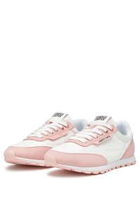 Scarpe sportive con tessuto bianco e dettagli in suede rosa chiaro, punta tonda, suola piatta e lacci bianchi. Logo visibile sulla linguetta.
