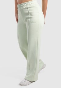 Vaaleanvihreät collegehousut, joissa on joustava vyötärö, sivusaumat ja huomaamaton "Solado"-brodeeraus vasemmalla lantion kohdalla. Pehmeä ja rento kangas.