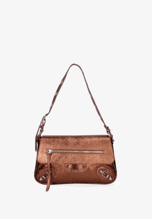 Sac bandoulière en bronze métallique avec une finition texturée, poche zippée et bandoulière réglable. Présente des accents en métal argenté.
