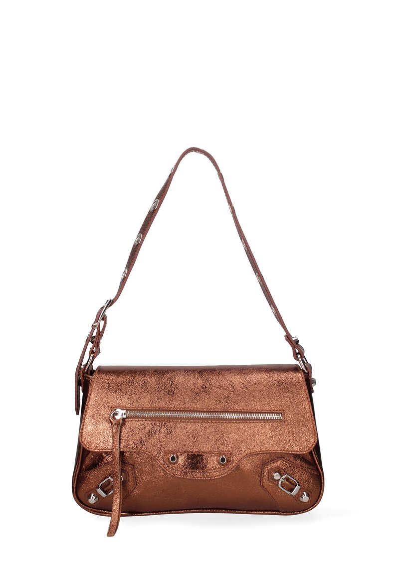 Borsa a tracolla in bronzo metallico con finitura testurizzata, tasca con zip e tracolla regolabile. Presenta dettagli in metallo argentato.